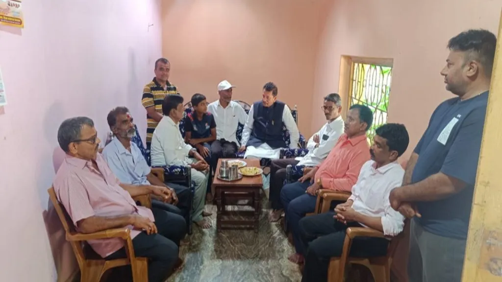 आ. दीपक केसरकरांकडून देसाई कुटुंबियांचे सांत्वन