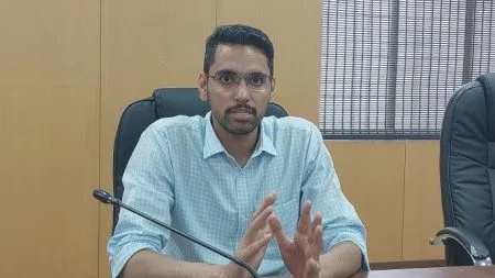 Solapur News | रोजगार हमी योजना, गाळयुक्त शिवारातून पूरग्रस्तांच्या शेतात येणार माती : जिल्हाधिकारी कुमार आशीर्वाद