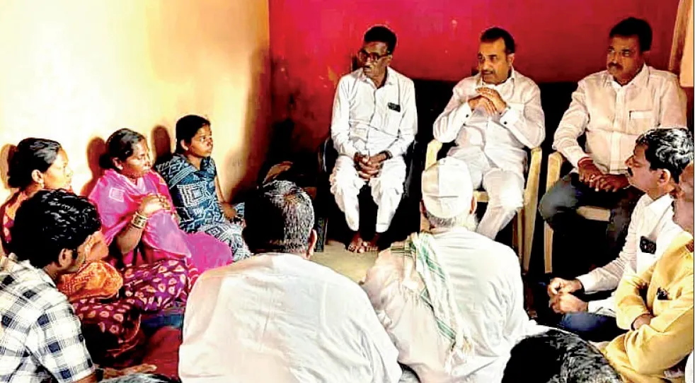 Satara News : बाळासाहेब पाटील यांनी सासपडे येथील पीडित कुटुंबाची घेतली भेट Wind Minister consoles the victim's family