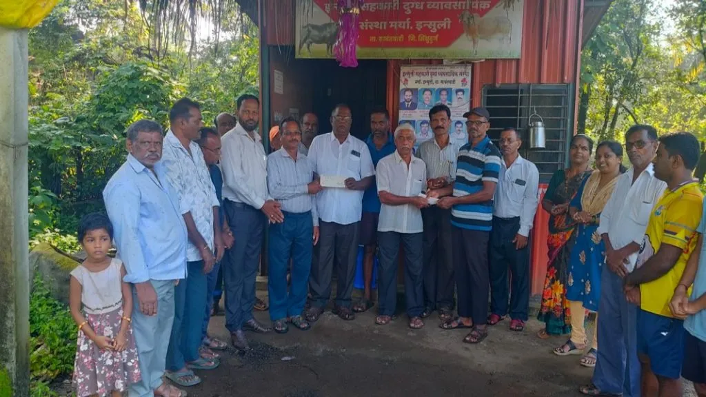 इन्सुलीत दुग्ध उत्पादक शेतकऱ्यांना दिवाळी बोनस वितरण