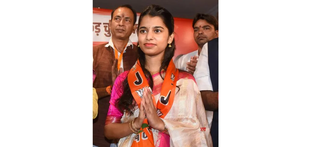 गायिका मैथिली ठाकूर भाजपमध्ये Singer Maithili Thakur joins BJP