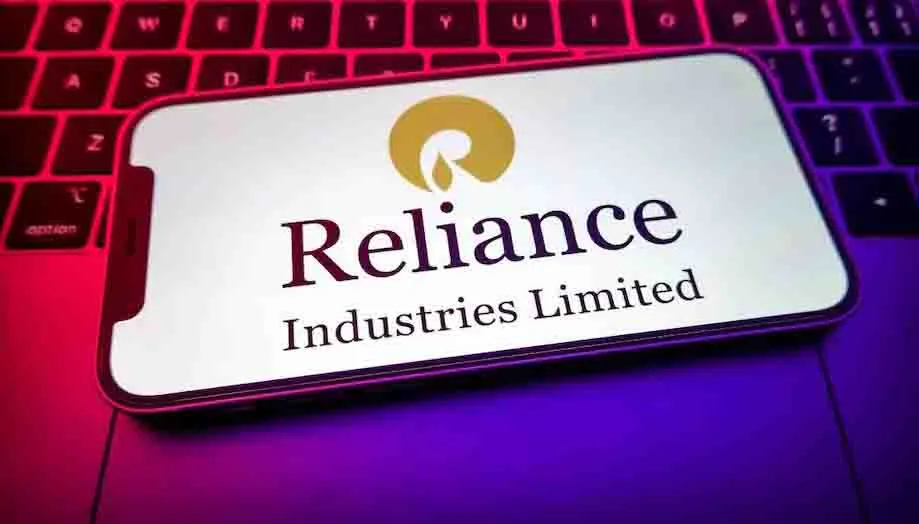रिलायन्सचा समभाग 2 टक्के तेजीत Reliance shares rise 2 percent