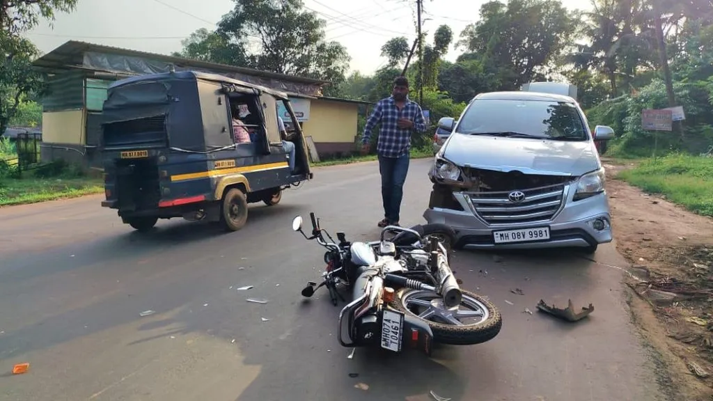 मळगाव येथे इनोव्हा कारची दुचाकीला धडक; दुचाकीस्वार जखमी