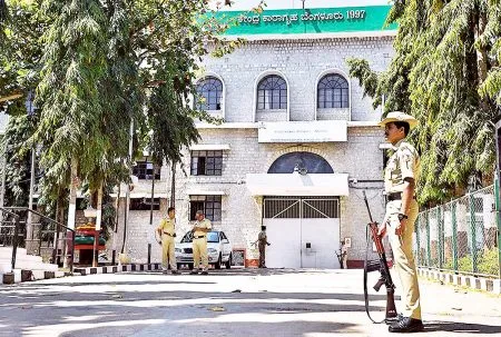 Warden arrested for providing mobile phones to prisoners in Parappan jail