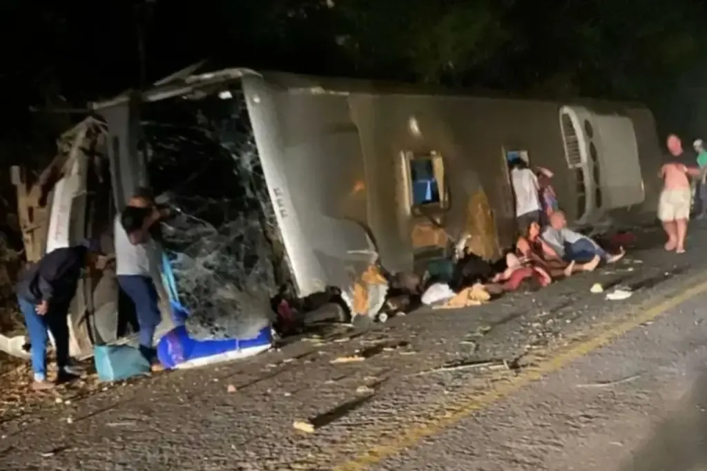 ब्राझीलमध्ये बस दुर्घटना, बस उलटून 17 जण ठार Bus accident in Brazil, 17 people killed after bus overturns