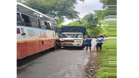 न्हावेली तिठा येथे एसटी – बोलेरो यांच्यात अपघात