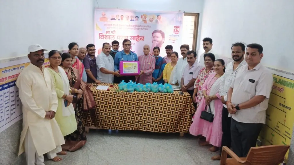 वेंगुर्ले उपजिल्हा रूग्णालयास वैद्यकीय साहित्य वितरण व रूग्णांना फळवाटप