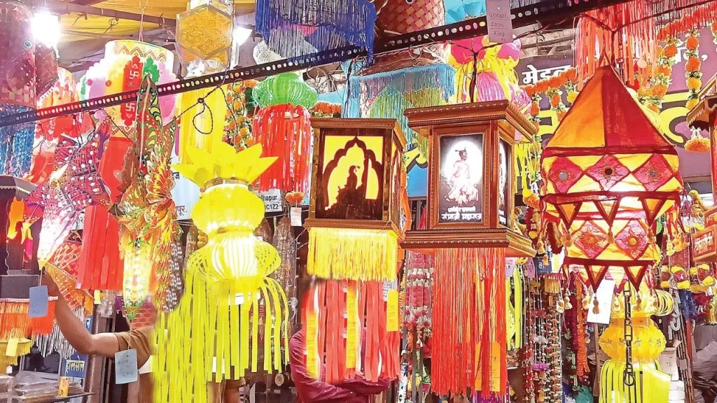 Satarakars rush to the market to shop on the occasion of Dhanteras