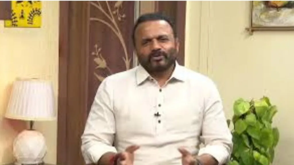 Distribution of essential items to flood victims in Solapur begins