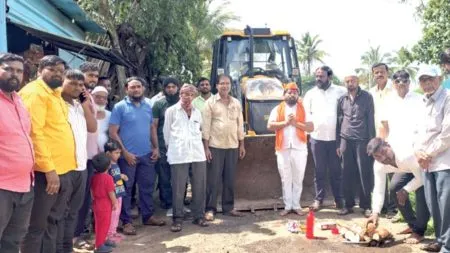 इस्लामपूर–नाईकबा रस्त्यावरील आर.सी.सी. गटर कामाला सुरुवात ! RCC gutter construction begins in Ashta city