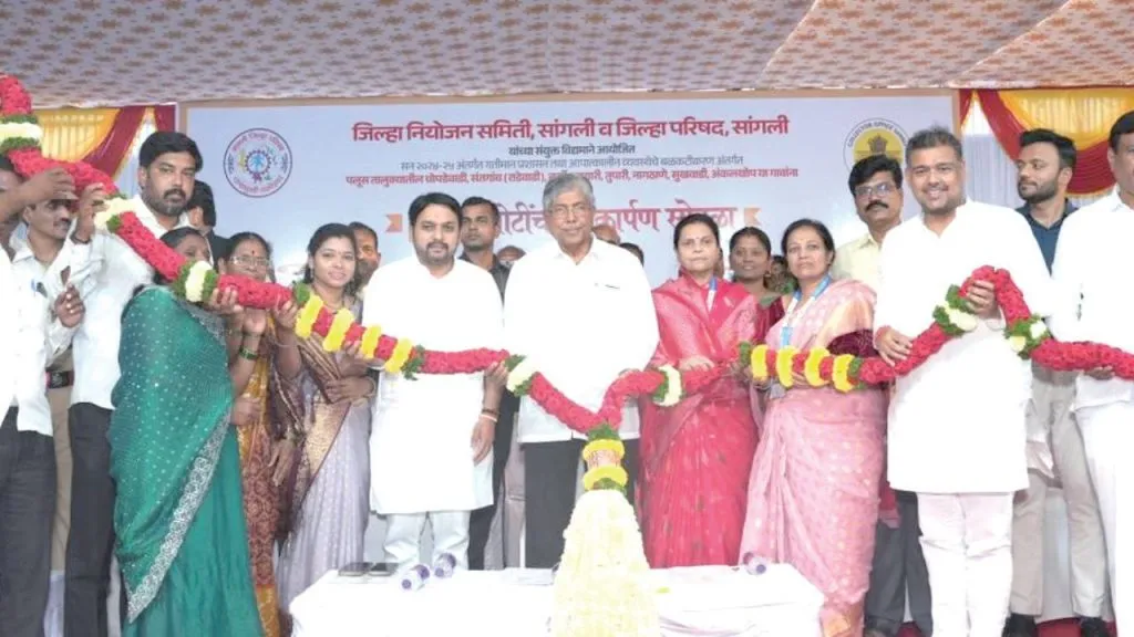 Sangli : सध्याचे राजकारण हे प्रवाही, कधी काय होईल सांगता येत नाही ! : पालकमंत्री चंद्रकांत पाटील Inauguration of a mechanical boat at Audumbar