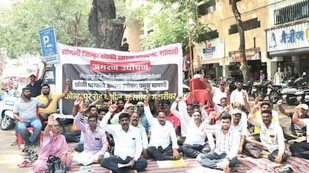 Sangli : कोल्हापूर रोडवरील अधिकृत खोक्यांच्या पुनर्वसनासाठी उपोषण hunger strike of Khoki holders begins in Sangli