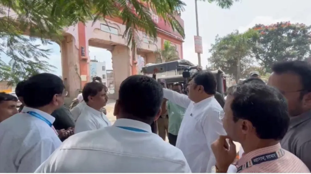 Structural audit of dilapidated welcome arch in Kolhapur