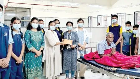 Kolhapur : ‘सीपीआर’मध्ये उपचार घेणाऱ्या रूग्णाच्या मदतीला धावले विद्यार्थी ! An initiative of Blooming Birds English Medium School