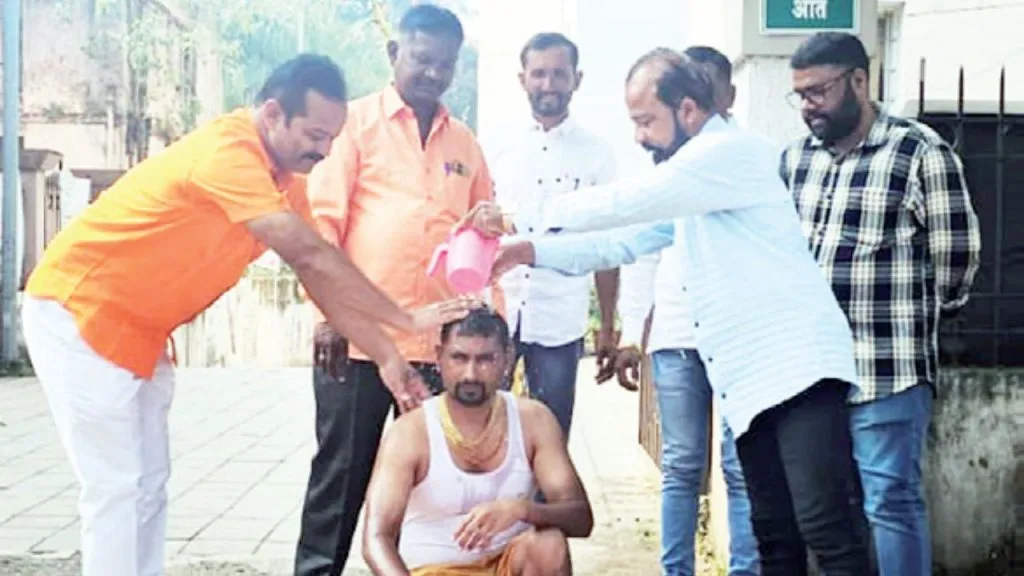 Satara : प्रशासनाच्या दारात अभ्यंग्यस्नान ! Demand for action against bogus voters