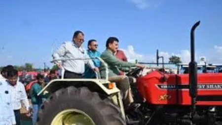 Solapur : एक हजार अनुदानित ट्रॅक्टरचे वितरण कृषिमंत्र्यांच्या हस्ते झाले वाटप Distribution of tractors to farmers in Solapur district