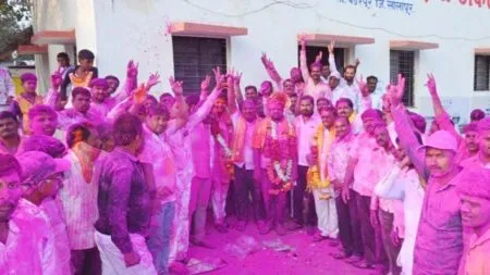 Solapur : टाकळी ल. च्या सरपंचपदी औदुंबर ढोणे; उपसरपंचपदी देठे ! victorious candidates Takli Gram Panchayat celebrate by throwing flowers