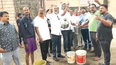 Sangli : ऐन दिवाळीत सांगलीत पाण्याचा ठणठणाट Angry BJP and Congress former corporators sit on water works
