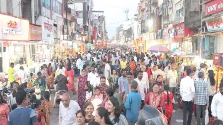 Sangli : सांगलीत लक्ष्मीपूजनाच्या पूर्वसंध्येला बाजारपेठेत ग्राहकांची गर्दी Various puja materials available in the market: Marigolds sold for Rs. 50