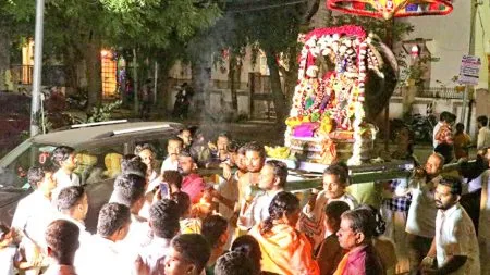 Solapur : सोलापुरात व्यंकटेश्वर देवस्थानात ब्रह्मोत्सवाची ध्वजारोहणाने सुरुवात Religious celebrations at the Venkateswara Temple in Daji Peth