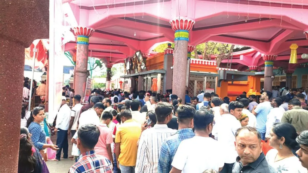 Kolhapur : नृसिंहवाडीत तीन लाखांवर भाविकांनी घेतले दत्त दर्शन ! Nrusinghwadi overflows with devotees: Traffic jam