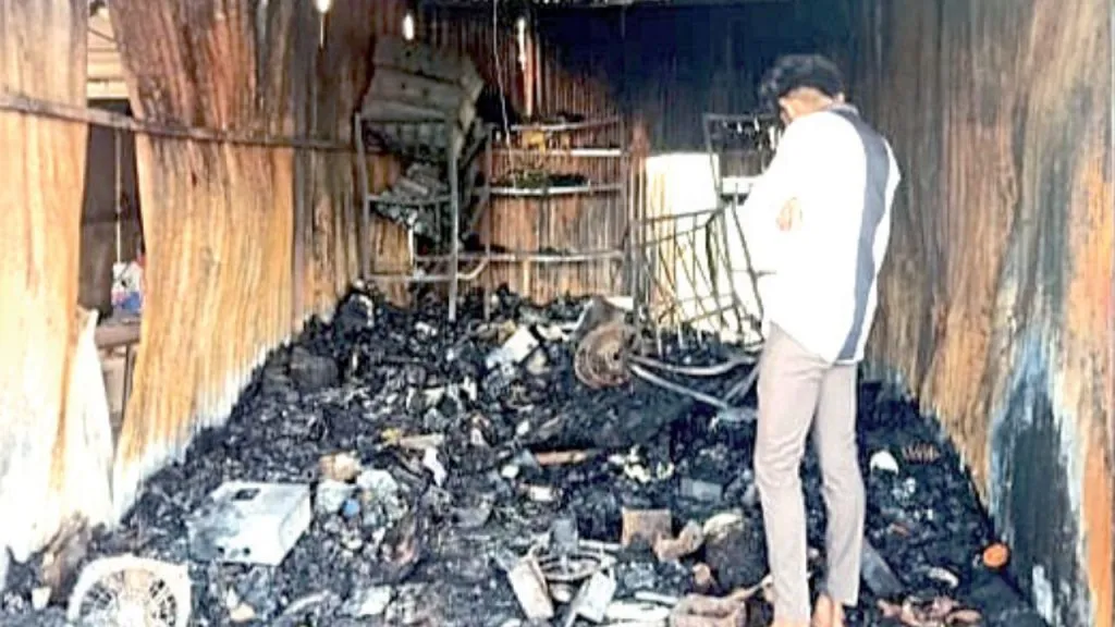Sangli : माडग्याळात शॉर्टसर्किटमुळे दुकाने जळून खाक ; लाखोंचे नुकसान Fire in Madgyal on the eve of Diwali festival