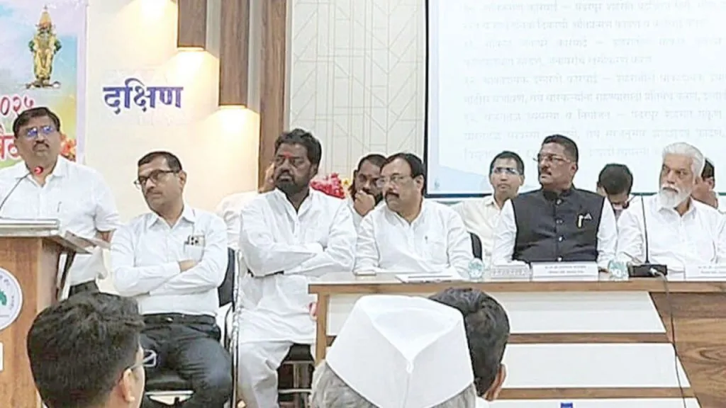 Pandharpur : विठ्ठल महापूजेत विद्यार्थ्यांनाही संधी द्यावी ; शिक्षणमंत्री दादा भुसे यांची मागणी Students participate in government Mahapuja