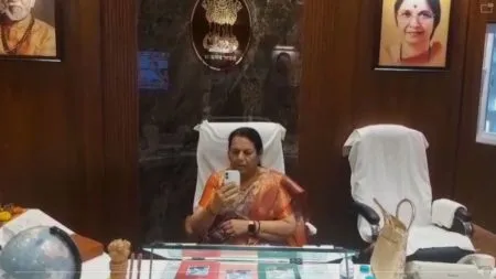 Phaltan doctor case | पीडित कुटुंबीयांशी डॉ. नीलम गोऱ्हे यांचा संवाद; कुटुंबियांना दिले न्यायाचे आश्वासन Phaltan female doctor suicide case