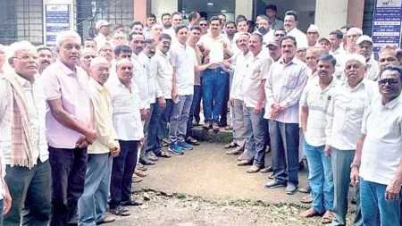 Satara : सुपनेच्या शेतकऱ्यांची ‘महावितरण’वर धडक Angry protest against Mahavitaran in Karad