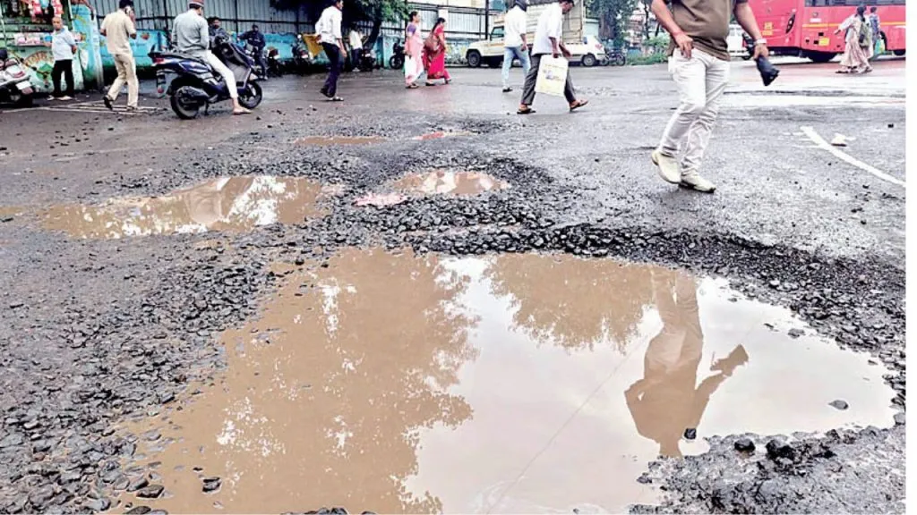 Satara : कराड बसस्थानकाच्या प्रवेशद्वारातील खड्डा ठरतोय जीवघेणा Potholes at Karad bus stand entrance pose a danger to passengers
