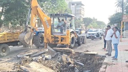 Sangli Municipal Corporation removes encroachments on footpaths