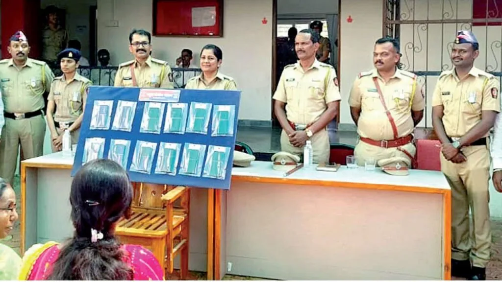 Karad Crime : गहाळ झालेले २४ मोबाईल वडूज पोलिसांकडून हस्तगत 24 missing mobile phones seized in Karad police operation