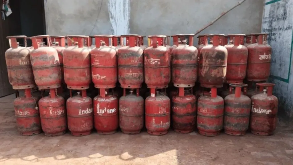 Solapur : सोलापुरात हॉटेलसाठी घरगुती गॅस सिलिंडरचा सर्रास वापर Commercial use of domestic gas increases, hitting government revenue