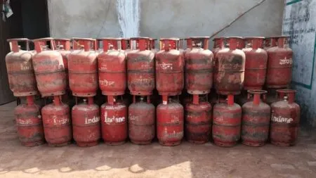 Solapur : सोलापुरात हॉटेलसाठी घरगुती गॅस सिलिंडरचा सर्रास वापर Commercial use of domestic gas increases, hitting government revenue