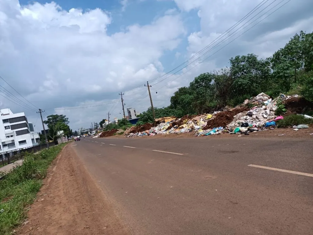 Vadgaon-Yellalur road has become a garbage depot