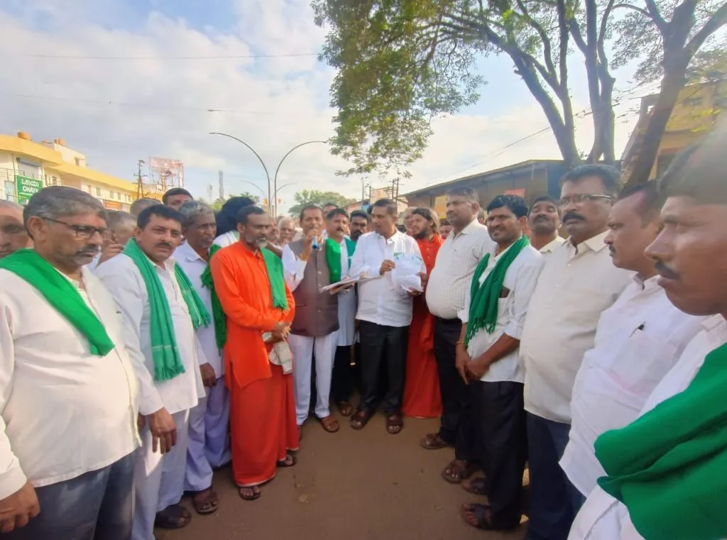 ऊस दरासंदर्भात रयत संघाचा खानापुरात रास्ता रोको Rayat Sangh's roadblock in Khanapur regarding sugarcane price