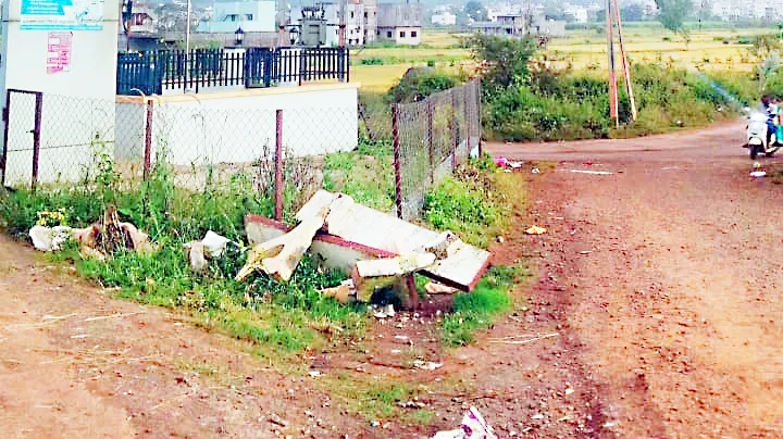 कंग्राळी बुद्रुक बसस्टँडमधील खुर्च्यांची मोडतोड Damage to chairs at Kangrali Budruk bus stand