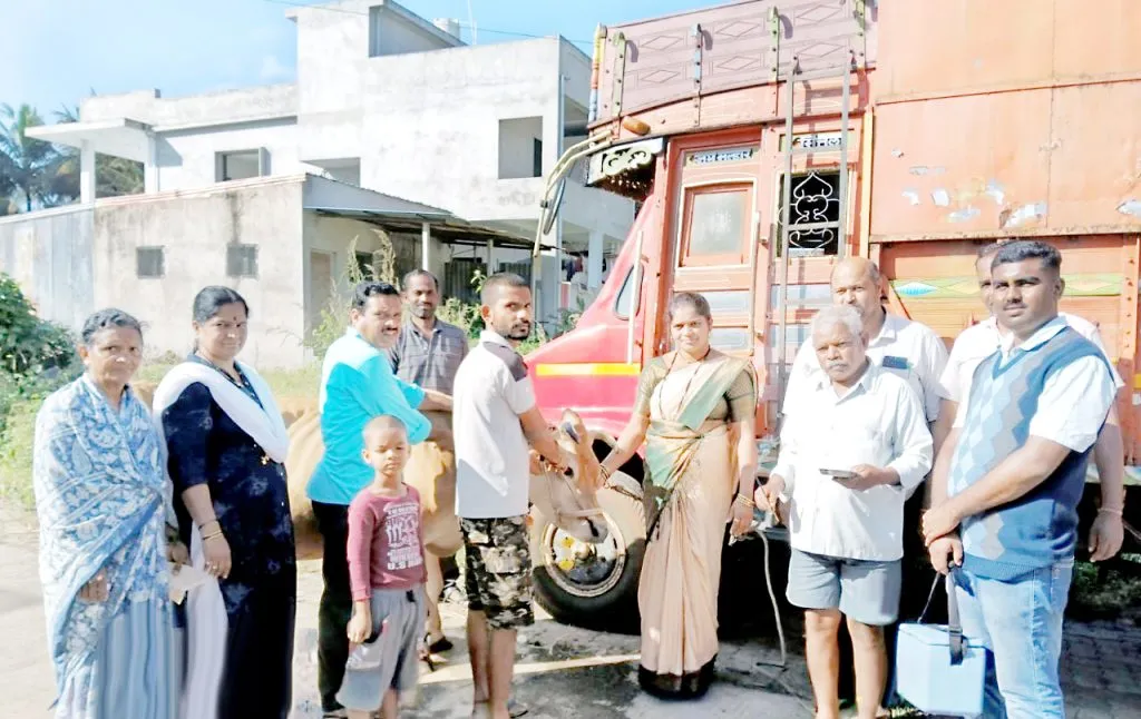 राष्ट्रीय पशुरोग नियंत्रण कार्यक्रम अंतर्गत येळळूर येथे लाळ्या खुरकत लसीकरण Vaccination of rabies in Yellur under National Animal Disease Control Program