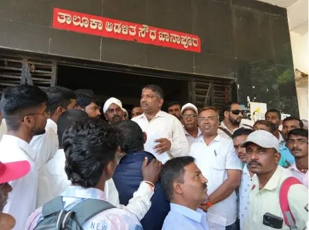 धनगर-गवळी समाजाचे तहसीलदारांना निवेदन Dhangar-Gawli community's statement to the Tehsildar