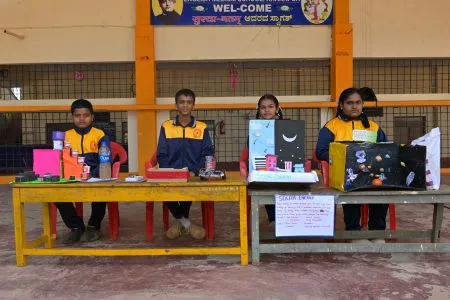 स्वामी विवेकानंद विद्यालयात फिरत्या प्रयोगालयाचे प्रदर्शन Mobile laboratory exhibition at Swami Vivekananda Vidyalaya