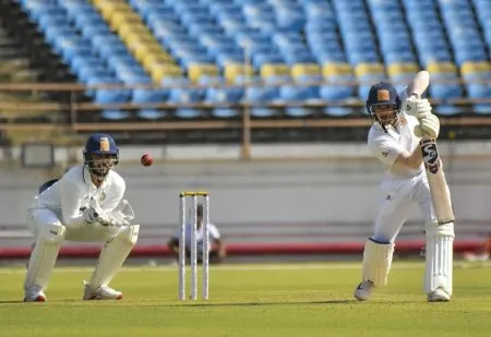 कर्नाटकाला 157 धावांची आघाडी Karnataka lead by 157 runs