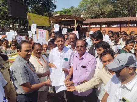 जिल्हाधिकारी, जि. पं. सीईओंना ग्रंथपालांचे निवेदन Librarian's statement to the District Collector, District Pt. CEO