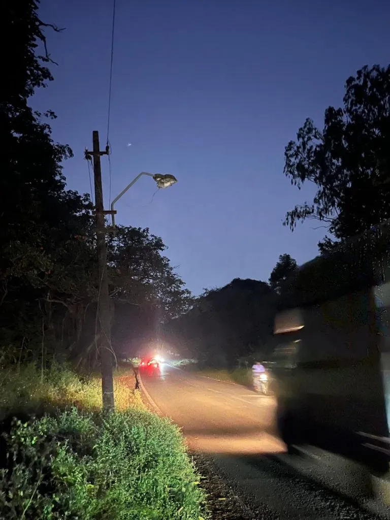 डेअरी फार्म रस्त्यावरील पथदीप बंद असल्याने नागरिकांची गैरसोय Citizens inconvenienced as streetlights on Dairy Farm Road are out of service