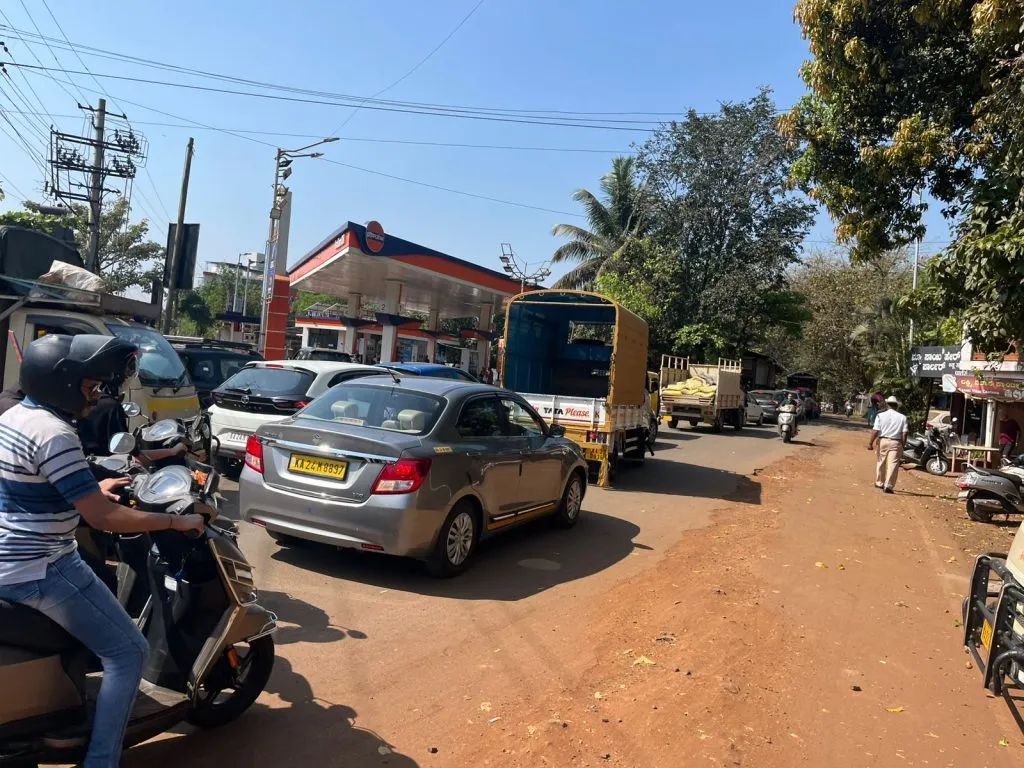 उड्डाणपुलावरील कामामुळे वाहतूक कोंडीचे सत्र सुरूच Traffic congestion continues due to flyover work