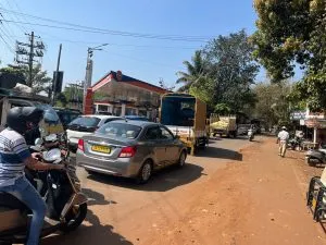 उड्डाणपुलावरील कामामुळे वाहतूक कोंडीचे सत्र सुरूच Traffic congestion continues due to flyover work