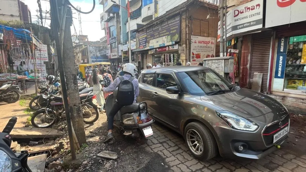 एकेरी मार्गावरून दुहेरी वाहतूक Two-way traffic on a one-way road
