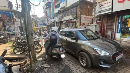 एकेरी मार्गावरून दुहेरी वाहतूक Two-way traffic on a one-way road