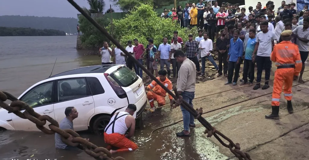 Car falls into water after being hit by a car at Sarmanas Ferry