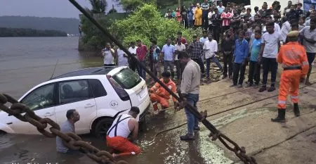 सारमानस फेरीधक्क्यावरून कार पाण्यात Car falls into water after being hit by a car at Sarmanas Ferry