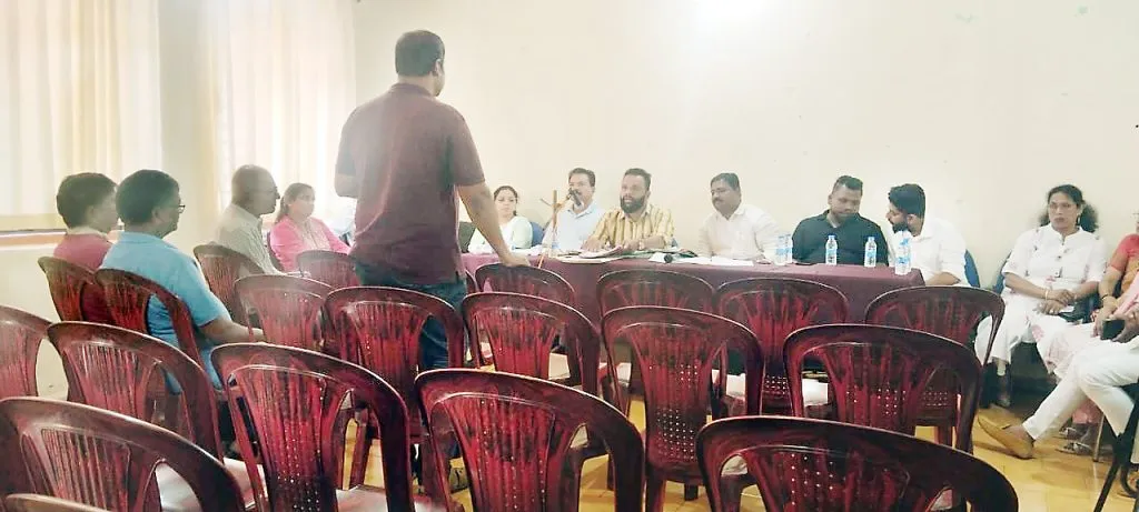 कुर्टी पंचायतीच्या नवीन इमारतीला स्व.रवी नाईक यांचे नाव द्यावे The new building of Kurti Panchayat should be named after late Ravi Naik.